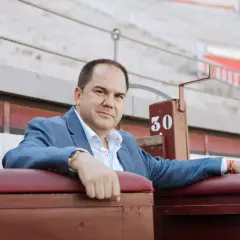 Sixto Naranjo, con traje azul, posa en una plaza de toros.