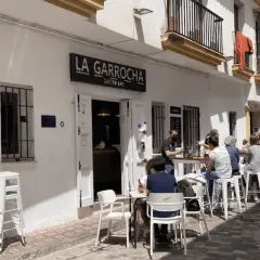 Gente disfrutando en La Garrocha Gastro Bar. Un lugar con ambiente taurino, perfecto para tapear.