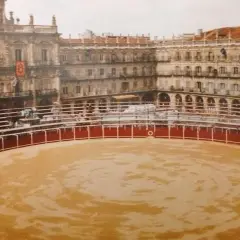 Vista del aforo de la plaza de toros de Salamanca, con sus gradas y el ruedo de arena.