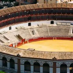 Vista aérea de la plaza de toros de Ronda, con sus gradas vacías y la arena dorada. El aforo de la plaza de toros de Ronda es impresionante.