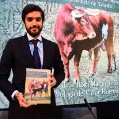 Hombre presenta libro sobre toros bravos de Toledo, evocando la tradición de los toreros de Talavera de la Reina.