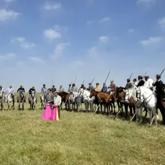 Hombres a caballo, algunos con trajes de luces, listos para la lidia. Eduardo Miura, un nombre ligado a la tauromaquia, podría estar entre ellos.