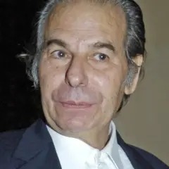 Retrato de Paulita Torero, un hombre mayor con cabello canoso y traje oscuro.