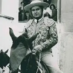 Toreros rubios, con trajes de luces bordados, montan a caballo. Uno de ellos, en primer plano, mira fijamente.