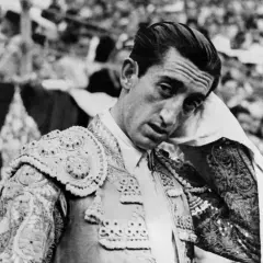 Un torero, parte de los 100 mejores toreros de la historia, se seca el sudor con un pañuelo.