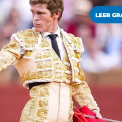 Borja Jiménez torero, con traje de luces dorado, sostiene su montera negra.