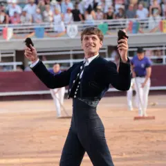 Torero sonriente en la plaza, con las banderillas en alto. Julio de la Puerta, en plena faena de ganadería.
