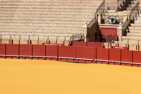 Arena de toros con gradas de ladrillo y barrera roja. Un detalle de la plaza de toros, de las plazas mas grandes del mundo.