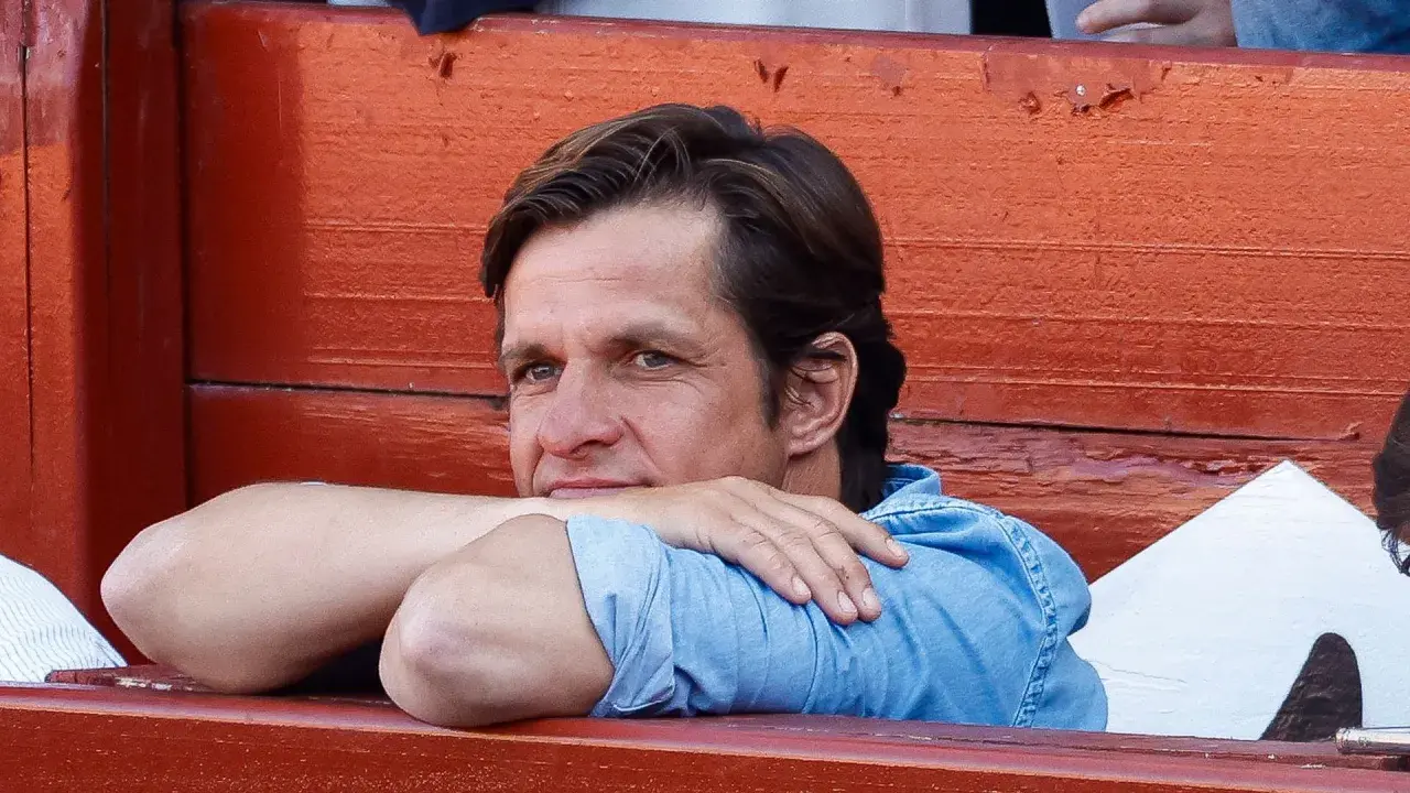 Hombre con camisa vaquera azul, apoyado en sus brazos, con expresión pensativa. Se intuye el paso del tiempo en el rostro de El Juli, edad que refleja su experiencia.