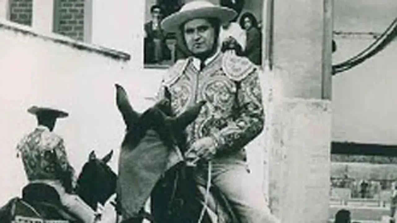 Toreros rubios, con trajes de luces bordados, montan a caballo. Uno de ellos, en primer plano, mira fijamente.