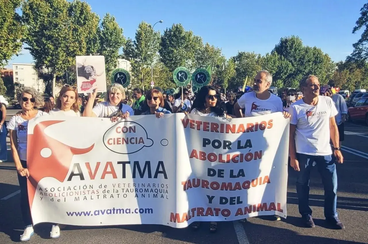 Manifestantes de AVATMA, veterinarios abolicionistas, protestan contra la tauromaquia y el maltrato animal. La ganadería hermanas Azcona no está representada.