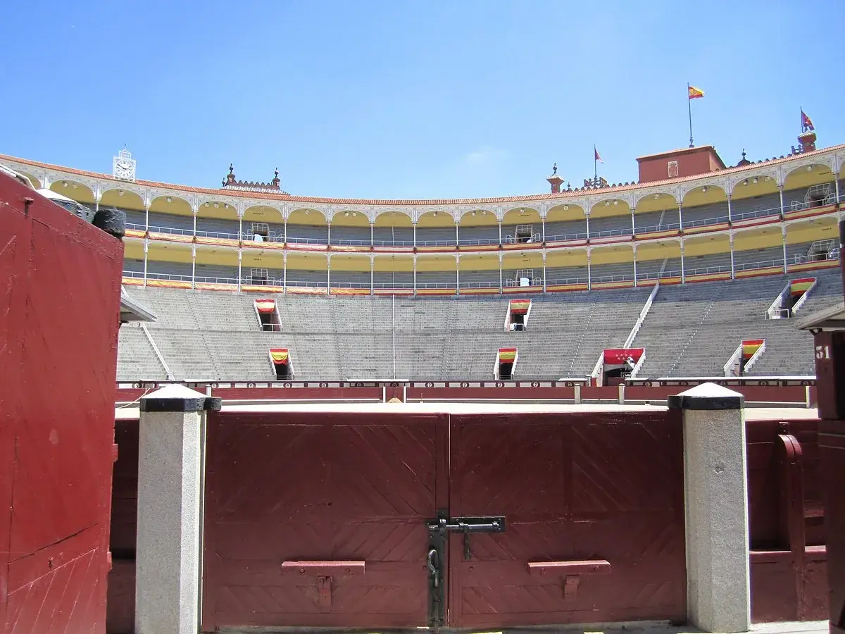 Las gradas vacías del **museo de las ventas**, con sus banderas españolas, esperan la próxima corrida.