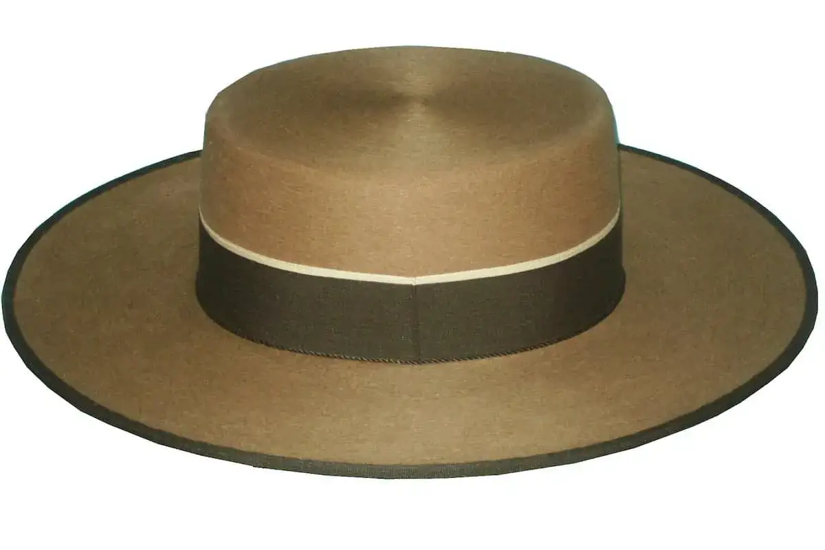 Sombrero de ala ancha, marrón, con banda oscura y blanca. Perfecto sombrero para ir a los toros.