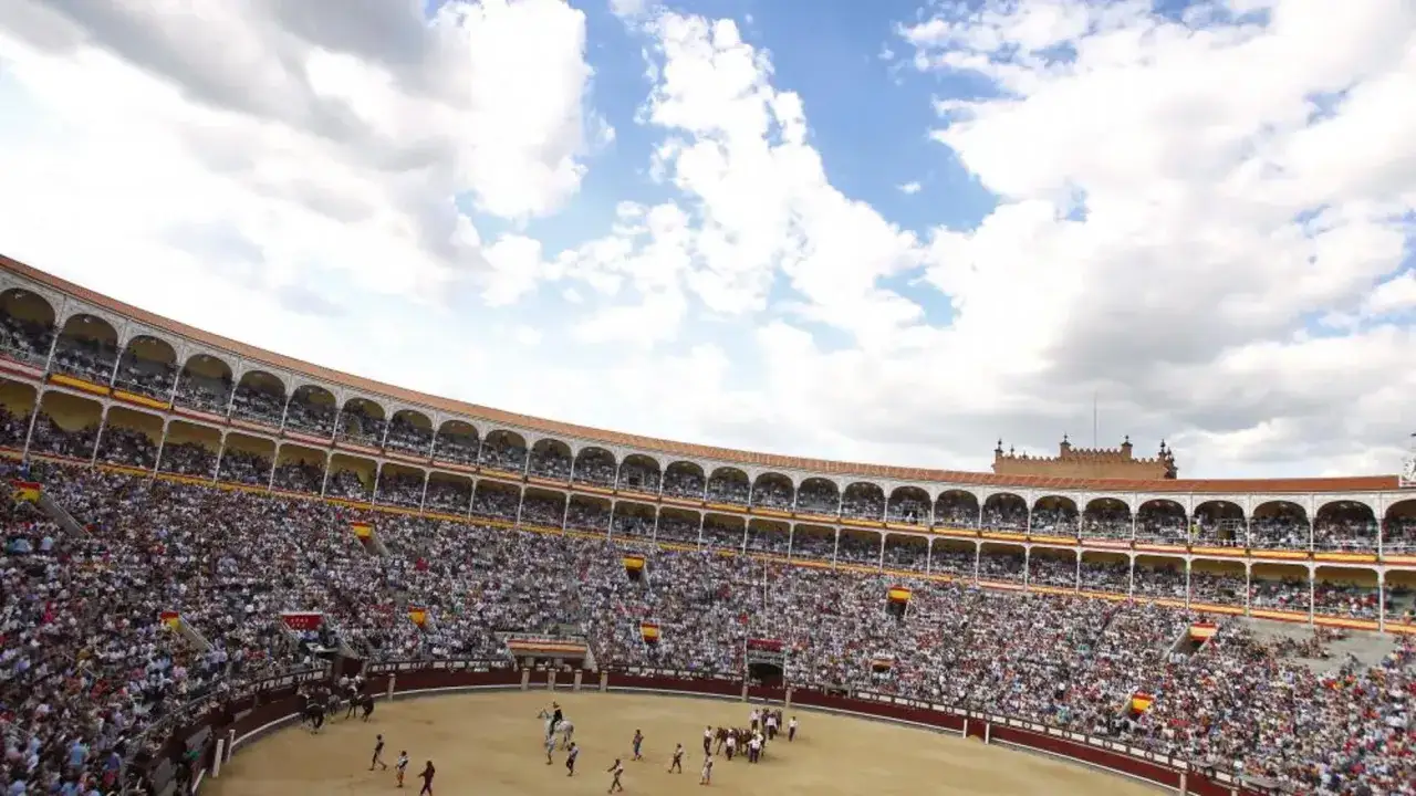 La plaza de toros, la plaza más grande de España, repleta de público bajo un cielo nublado.