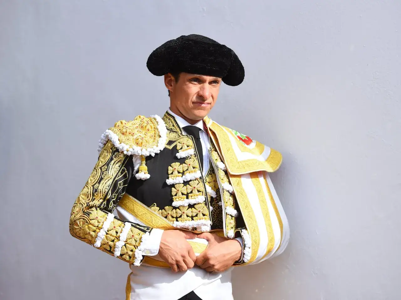 El Juli, con su traje de luces bordado en oro, luce sereno. Su edad se refleja en la experiencia de su mirada.