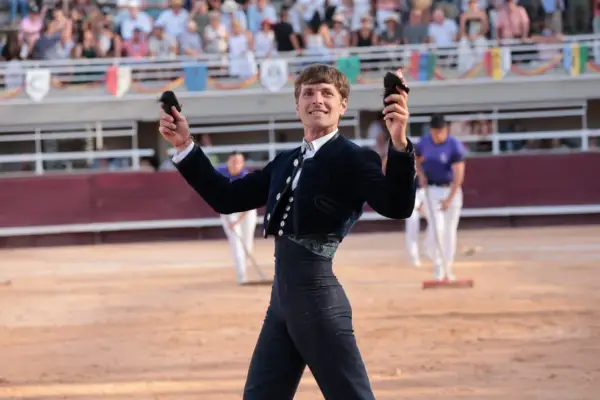Torero sonriente en la plaza, con las banderillas en alto. Julio de la Puerta, en plena faena de ganadería.